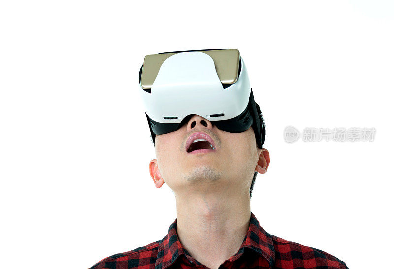 在白色背景下使用虚拟现实模拟器的人