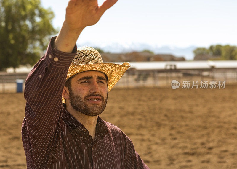 在美国犹他州盐湖城的牧场上戴着帽子的牛仔