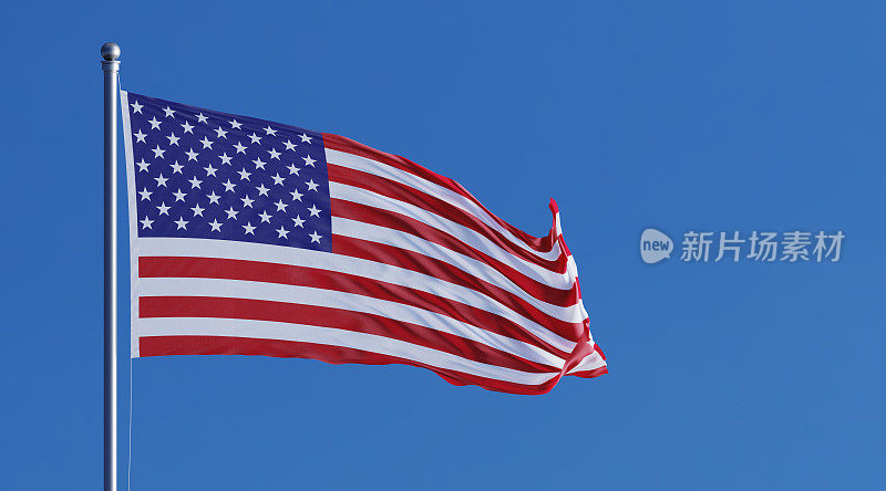 蓝天上随风飘扬的美国国旗