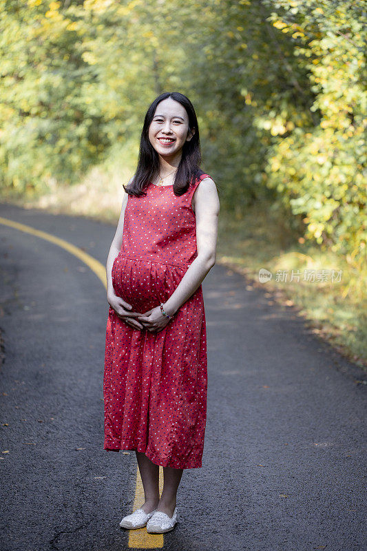 怀孕的中国女人和丈夫