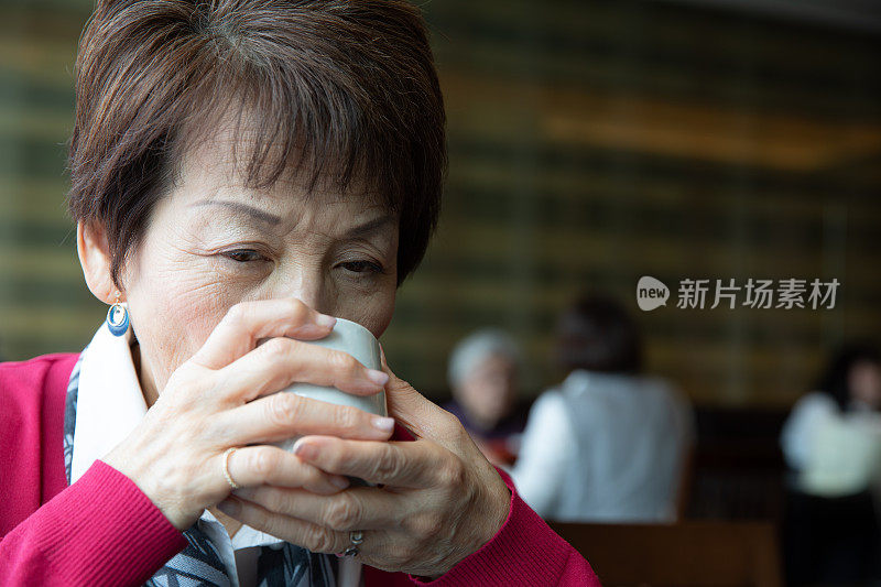 日本老年妇女享受热茶