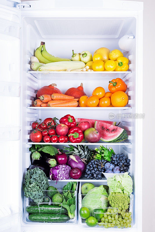 色彩鲜艳的新鲜蔬菜冰箱