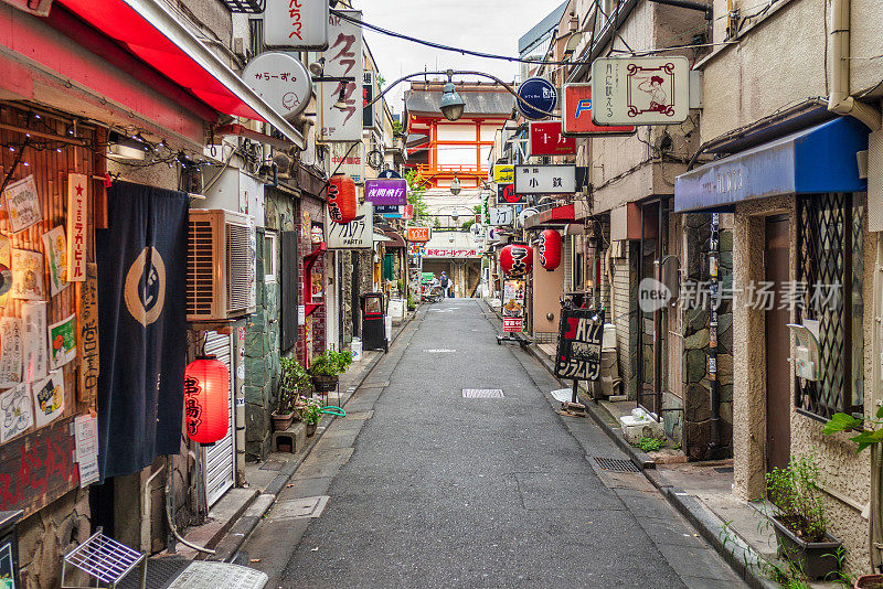 日本东京新宿区的街景