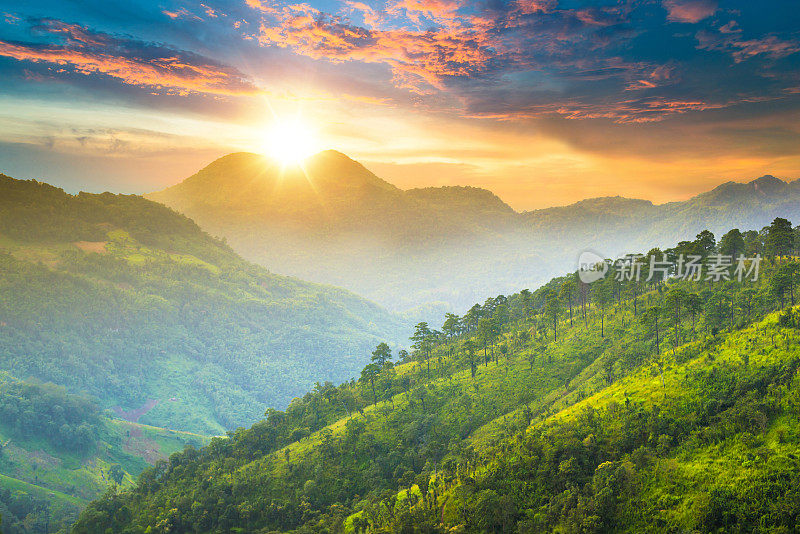 泰国北部的山景，日出和薄雾