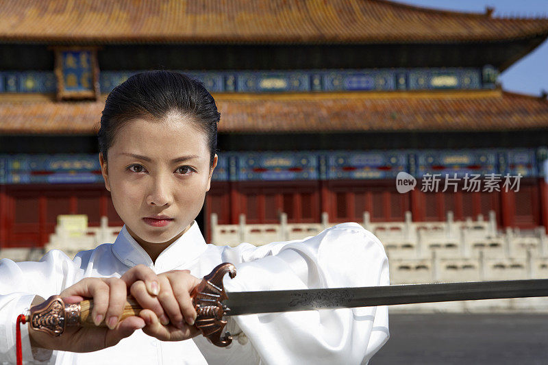 年轻女子在太庙内舞剑