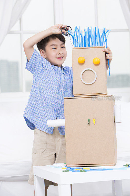 小男孩手工制作玩具机器人