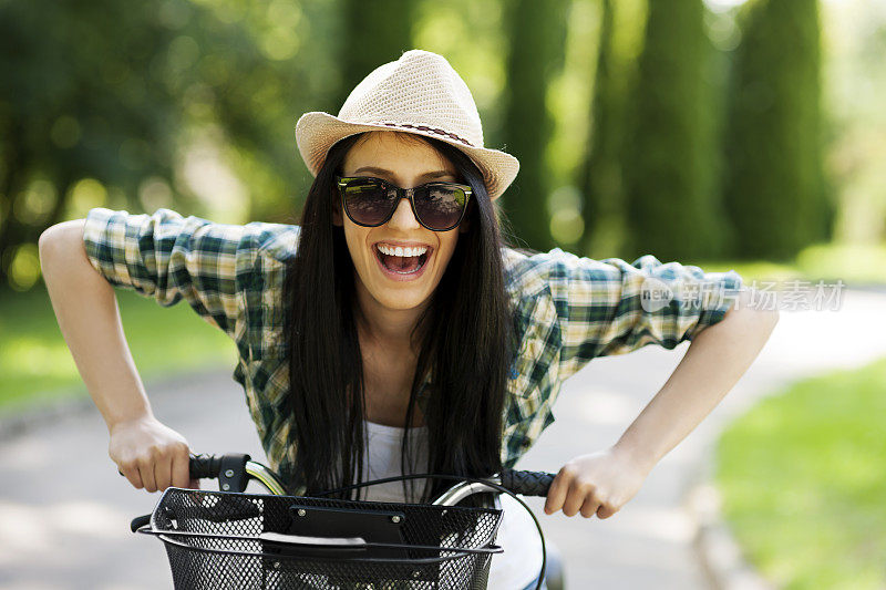 快乐的年轻女子与自行车