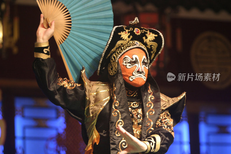 戴着面具表演的中国戏曲演员