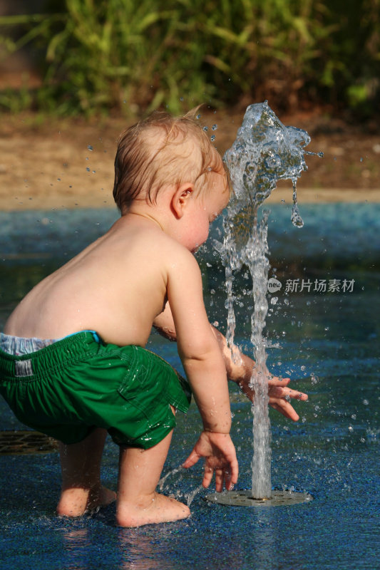 幼童在夏天玩水