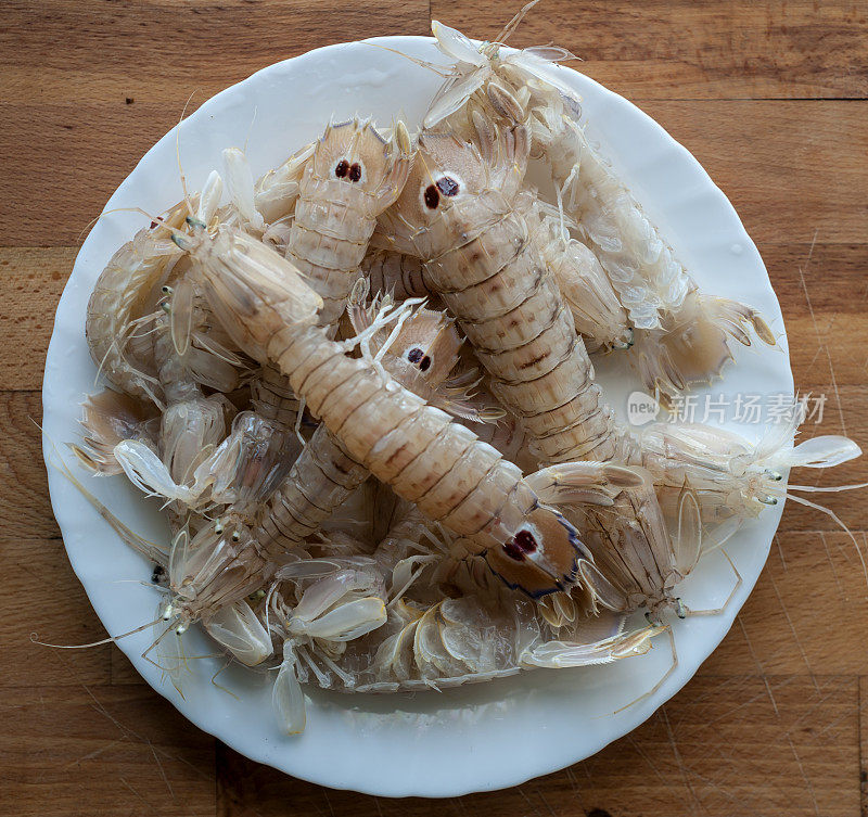 鲜虾螳螂装盘待煮