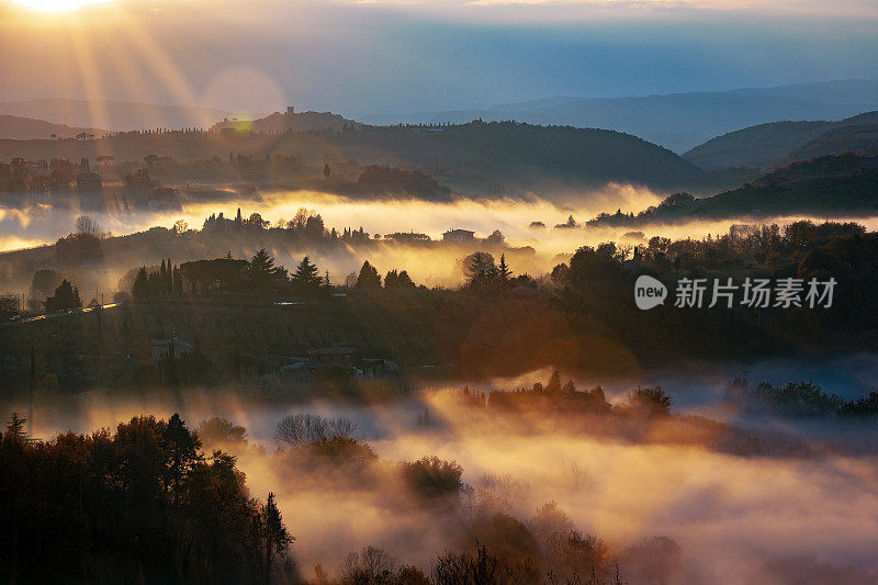 看看意大利托斯卡纳蒙特普恰诺的雾蒙蒙的风景