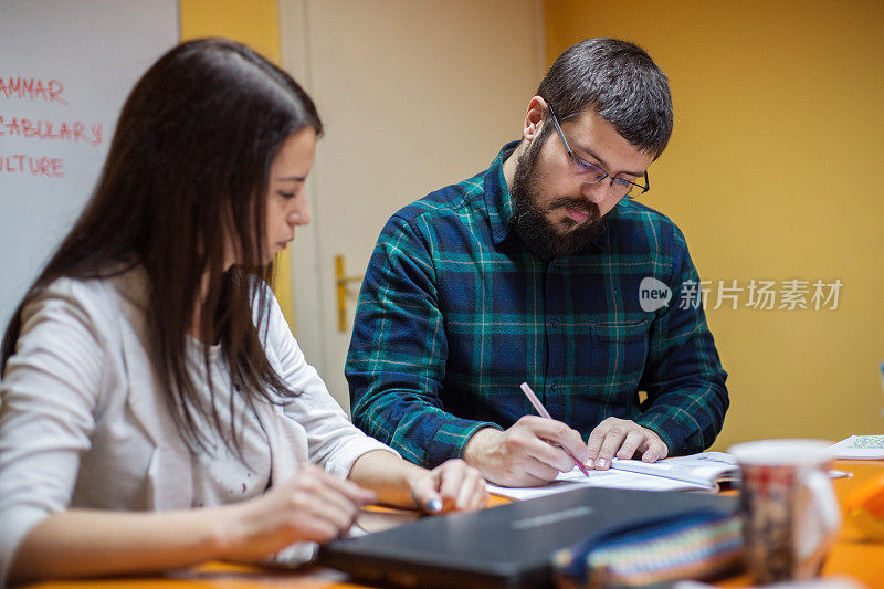 学生在导师的指导下准备考试