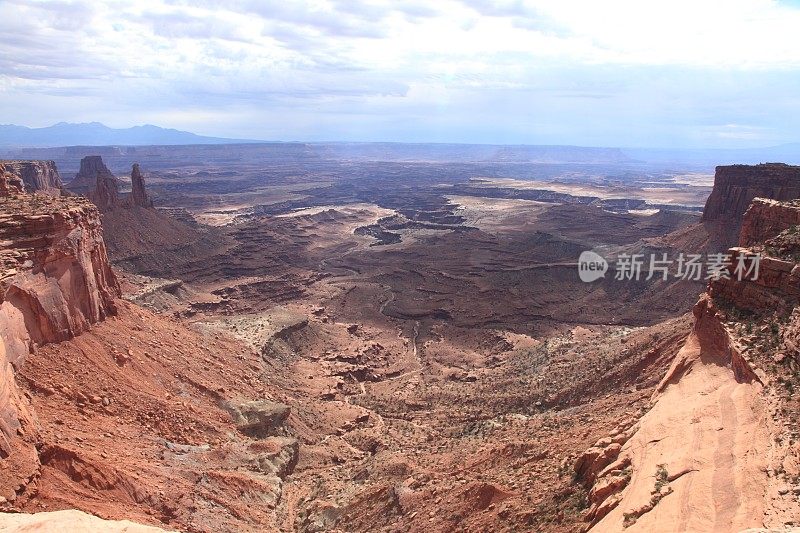 降落在犹他州峡谷地国家公园的天空中