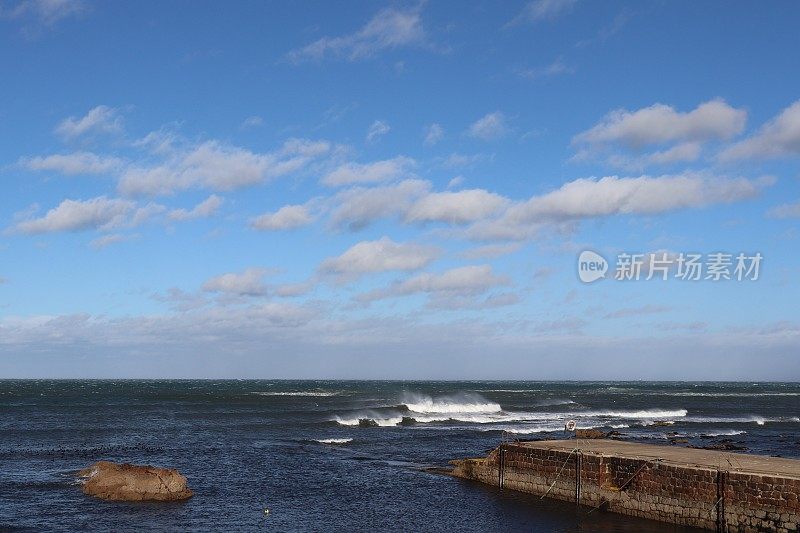 云朵飘过沙滩和大海