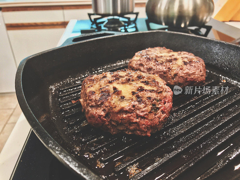 汉堡麋鹿汉堡肉饼在炉子上冷却在平底锅