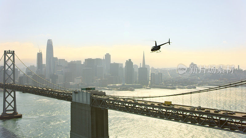 直升飞机沿着旧金山-奥克兰海湾大桥俯瞰旧金山市中心的鸟瞰图