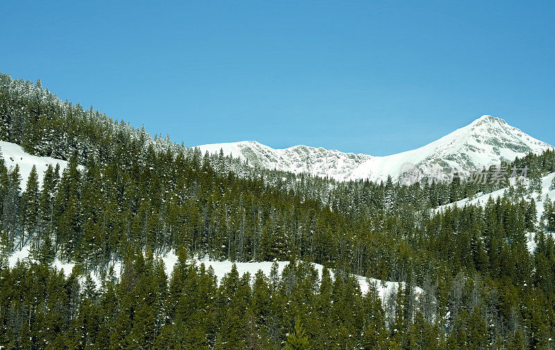 湛蓝的天空下，令人惊叹的雪山。