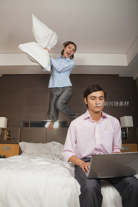 一个中国女人跟在工作男友后面跳上了床