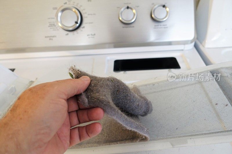 用手清除干燥器滤网上的棉绒、灰尘和污垢