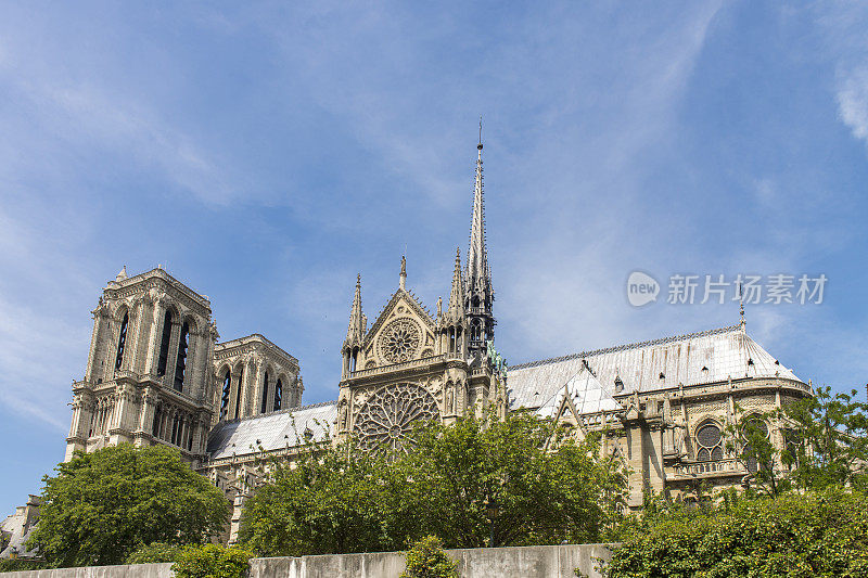 从塞纳河上俯瞰巴黎圣母院，法国巴黎。