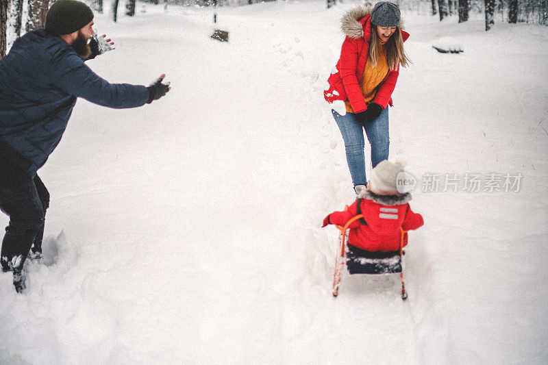 雪中合家欢乐