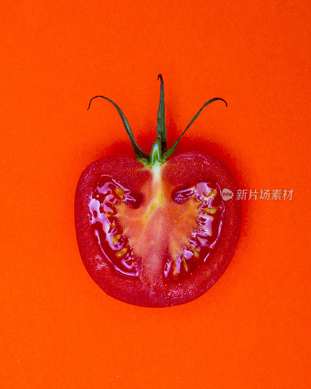 单一的半沙拉番茄，带有波普艺术风格，以明亮的暗橙色为背景