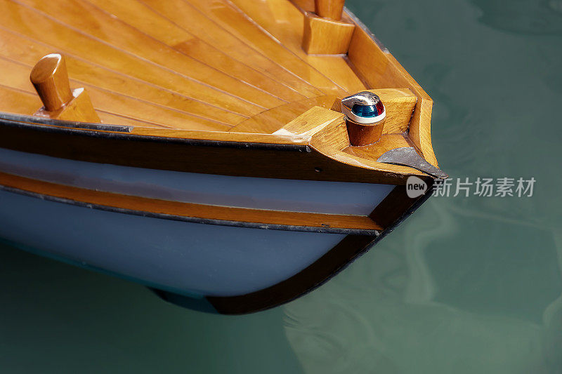威尼斯一艘木船船头的特写
