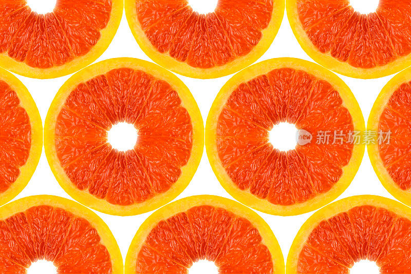 图案由新鲜葡萄柚片在白色背景，俯视，平放。水果的背景。
