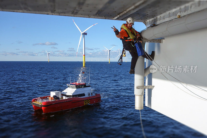 绳索进出技术人员对海上平台进行检查、修理，并配合转移船的保护