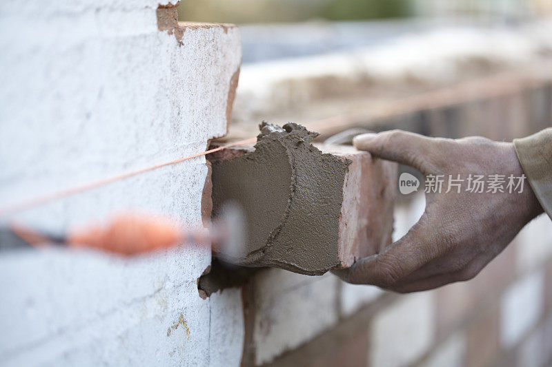 砖匠用再生砖建造新的扩建部分