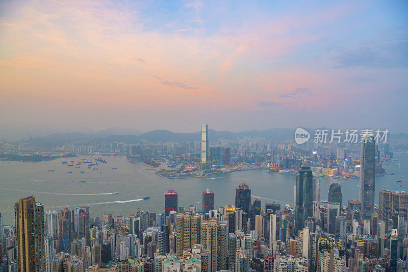 黄昏时分的香港城市