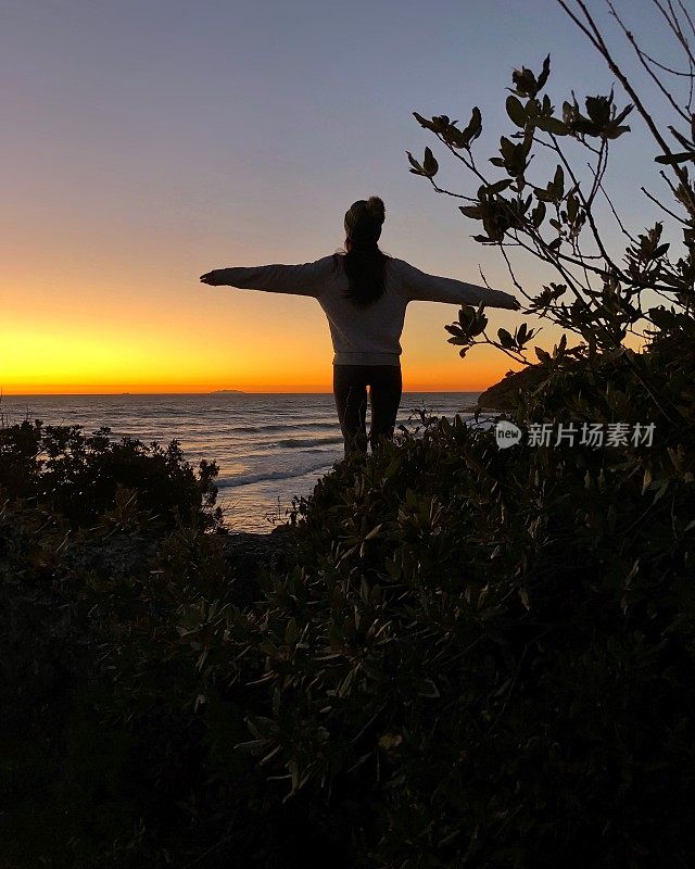 美丽的日落上面的冲浪点