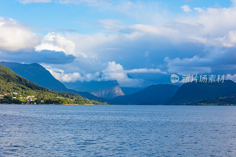 挪威峡湾风景如画的群山