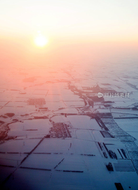 日落时雪地的鸟瞰图