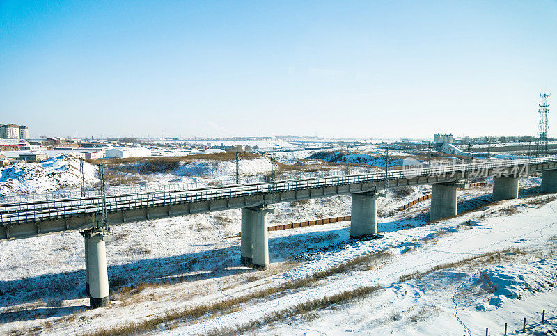 冬天的铁路桥和天空