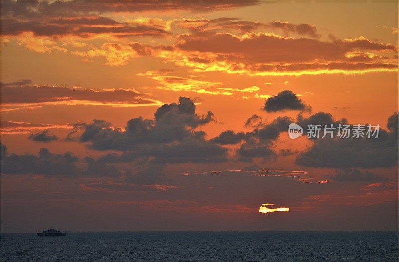 在海上日落