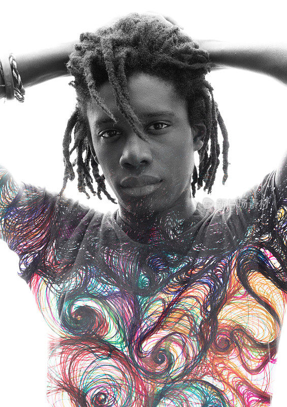 Paintography。双重曝光的沉思非洲人与手后的头结合手绘的波浪彩色线条溶解在他的胸部和躯干