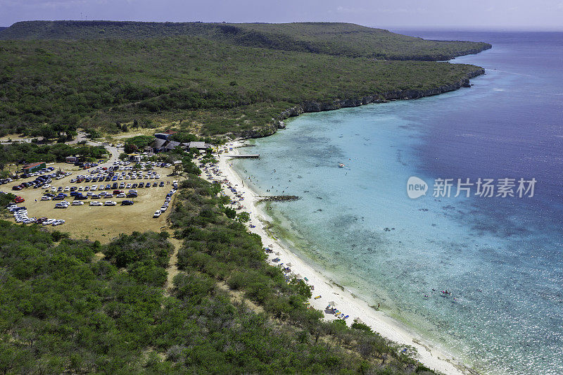 鸟瞰加勒比海和库拉索的玛丽港海滩