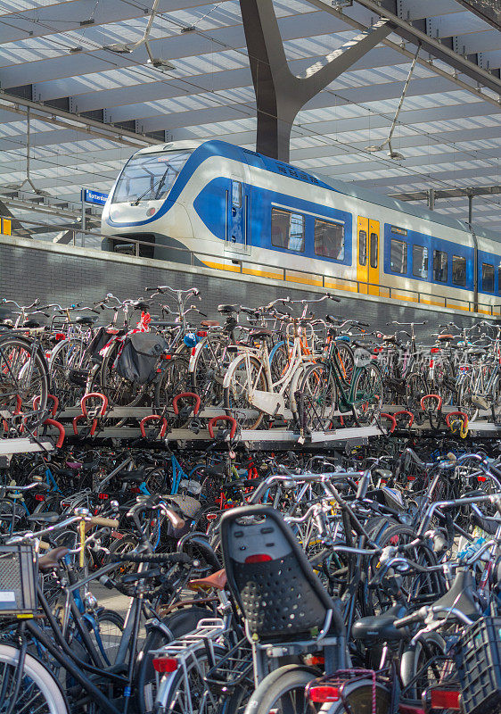 在鹿特丹中央车站，一列满载自行车的荷兰火车