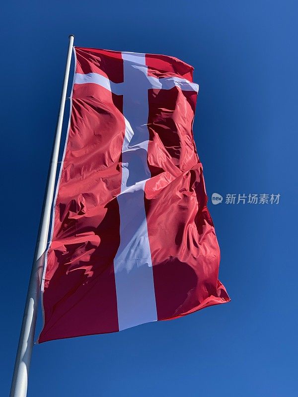 丹麦国旗在蓝天上随风飘扬