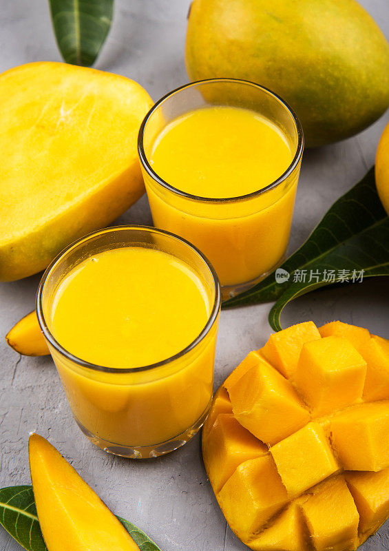 美味的芒果冰沙，一杯芒果片放在桌子上