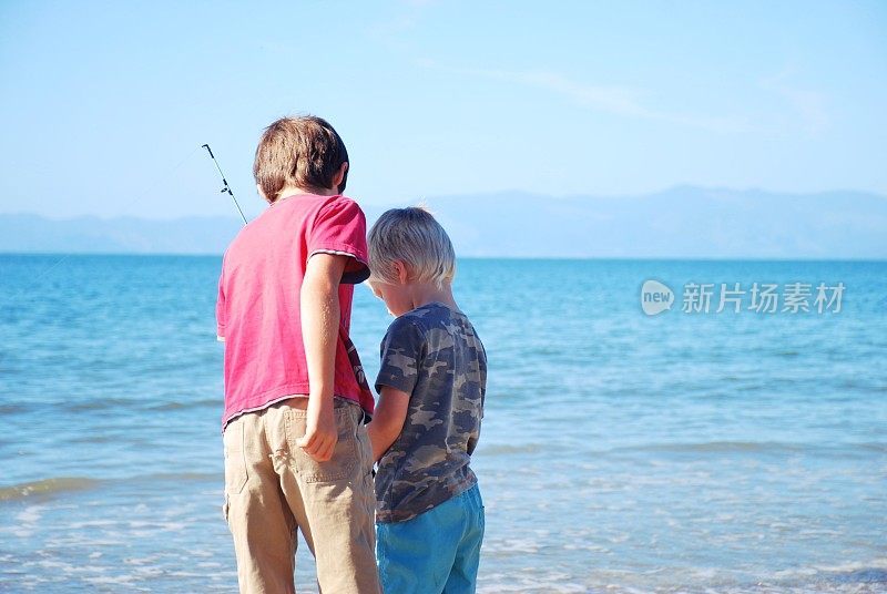 孩子们在夏天冲浪钓鱼之旅