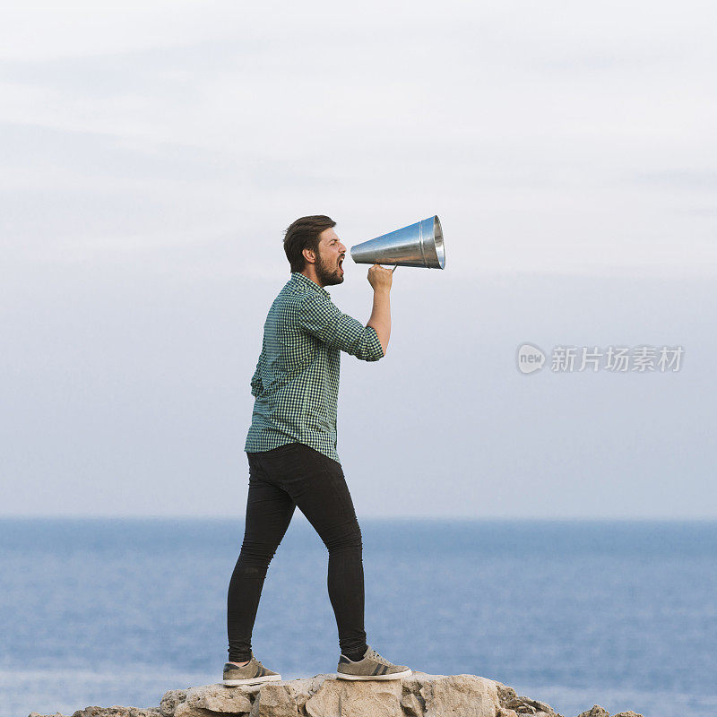 男人通过扩音器大喊