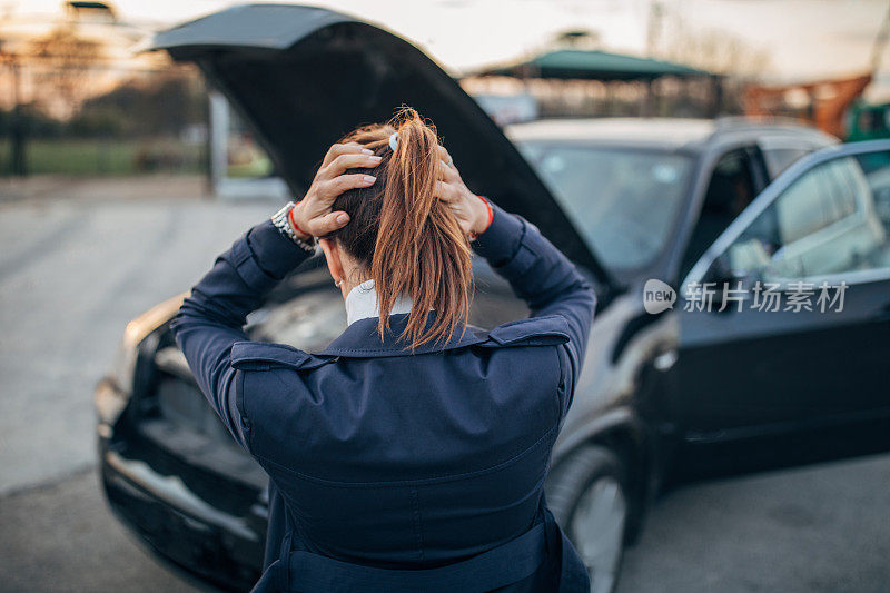 汽车出了故障的女人