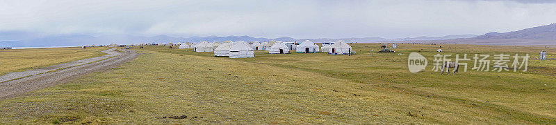 傍晚的全景，在湖附近的蒙古包宋科尔，吉尔吉斯斯坦