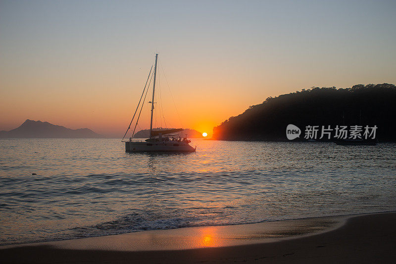 黎明地平线上的船-里约热内卢-巴西