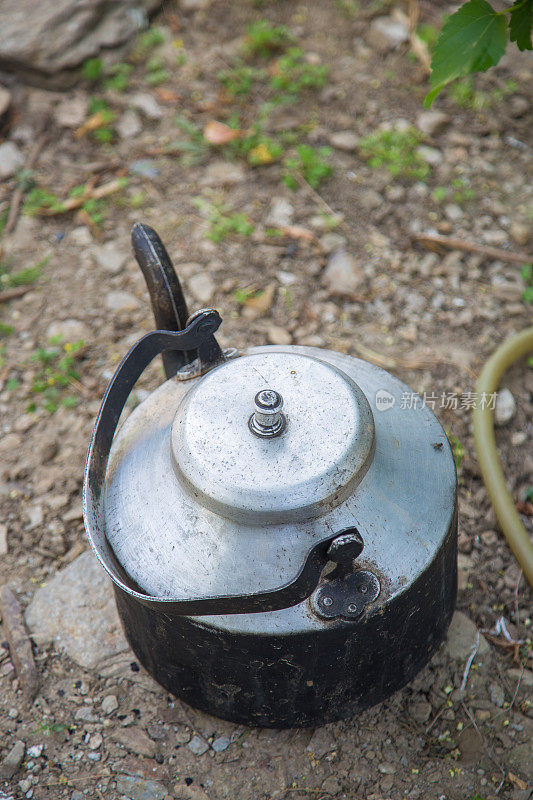 一个茶壶在地上的特写