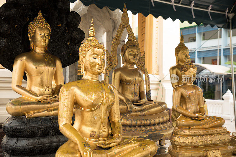 佛寺里一排闪闪发光的金色佛像
