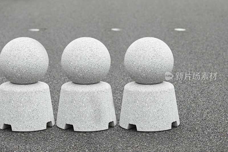 在人行道上作装饰用的花岗岩球