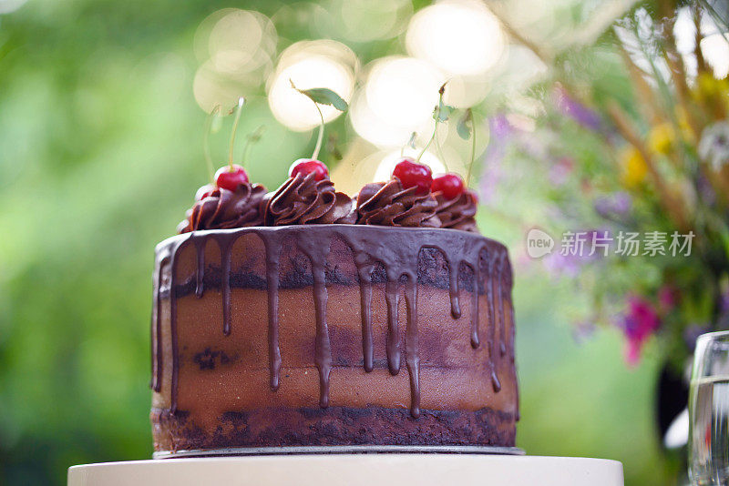 巧克力蛋糕与樱桃在美丽的散焦背景